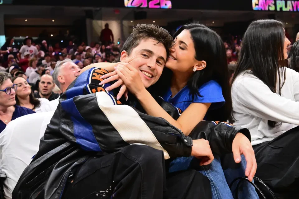 Kylie Jenner và chàng thơ Timothée Chalamet chăm đi xem bóng rổ không ai bằng! - Hình 8