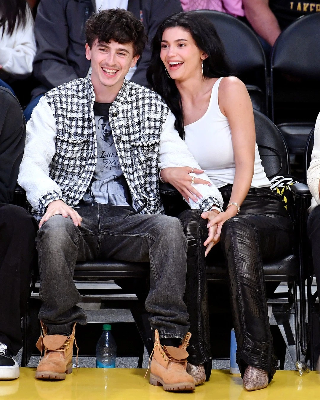 Kylie Jenner và chàng thơ Timothée Chalamet chăm đi xem bóng rổ không ai bằng! - Hình 10