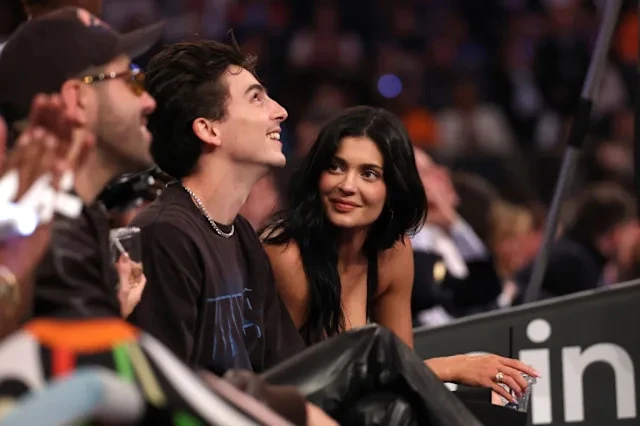 Kylie Jenner và chàng thơ Timothée Chalamet chăm đi xem bóng rổ không ai bằng! - Hình 9