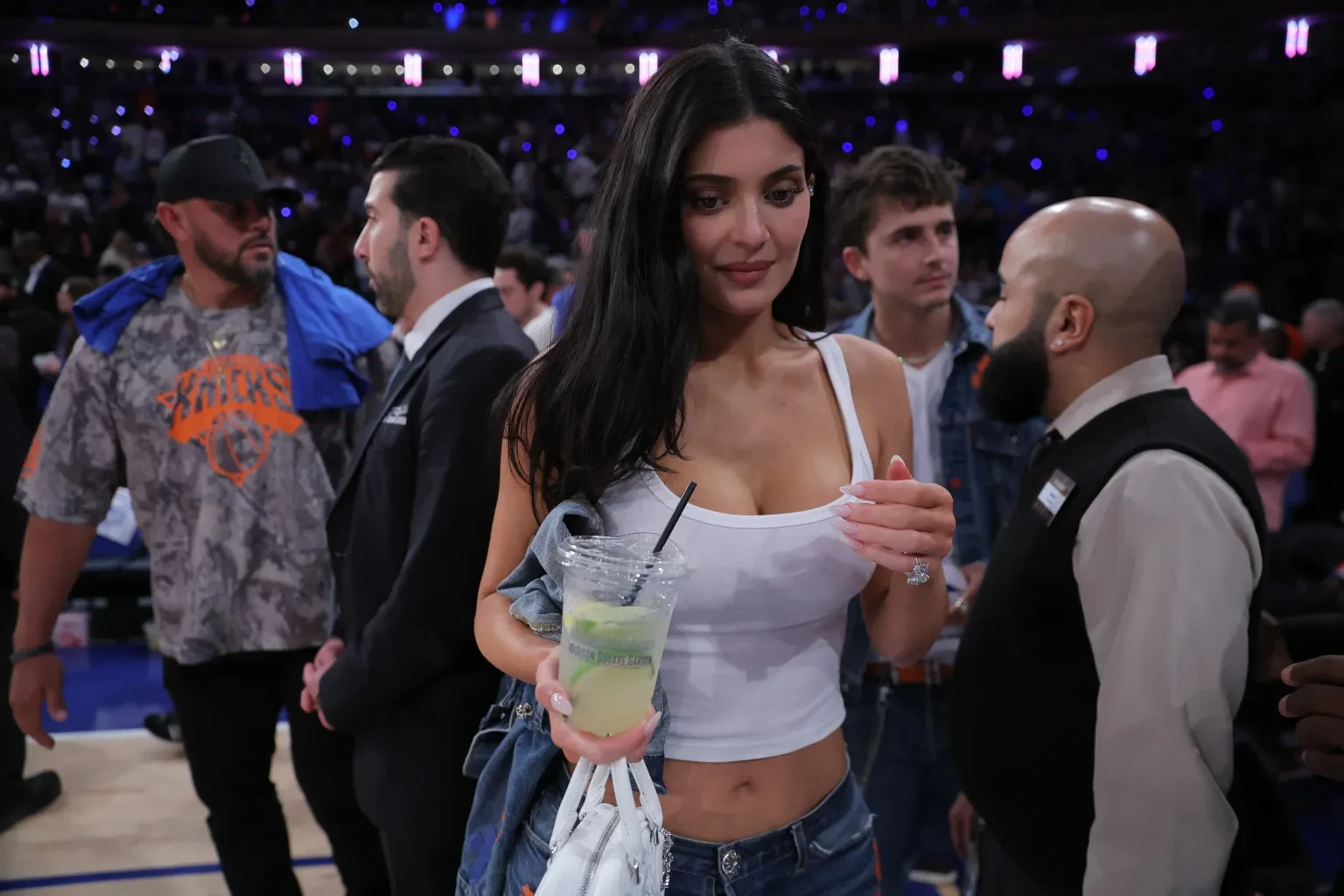 Kylie Jenner và chàng thơ Timothée Chalamet chăm đi xem bóng rổ không ai bằng! - Hình 6