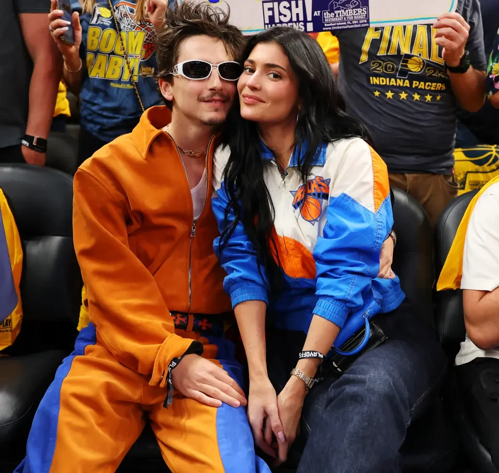 Kylie Jenner và chàng thơ Timothée Chalamet chăm đi xem bóng rổ không ai bằng! - Hình 7