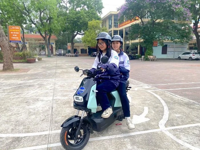 Phụ huynh chốt VinFast Amio cho con đi học: Gọn, dễ đi, pin LFP yên tâm - Hình 2