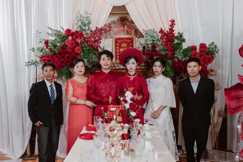 Bố mẹ dự đám cưới con gái sau 11 năm ly hôn, cô dâu Đồng Nai xúc động bật khóc - Hình 1