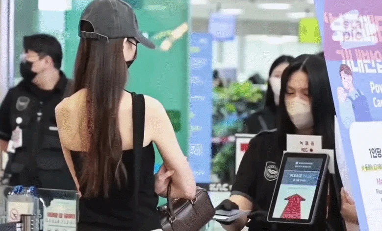 Đoạn clip ra vẻ mẹ thiên hạ của công chúa Kpop gây khiếu nại ầm ĩ, Cảng hàng không Hàn Quốc vội phát thông báo khẩn - Hình 3