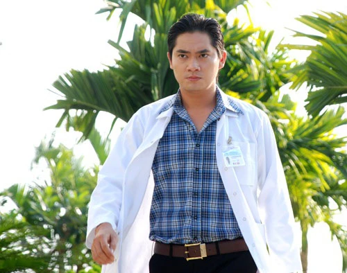 Cảnh phim vô lý nhất màn ảnh Việt: Bác sĩ đang mổ tự nhiên kêu đồng nghiệp đi mua bánh mì ăn - Hình 2