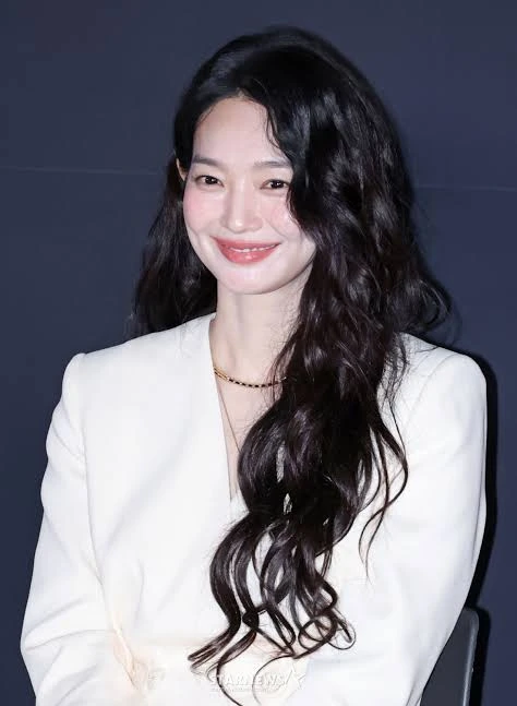 Đang nóng loạt ảnh khiến Shin Min Ah vướng tin mang thai con đầu lòng cho Kim Woo Bin sau 6 tháng cưới - Hình 2