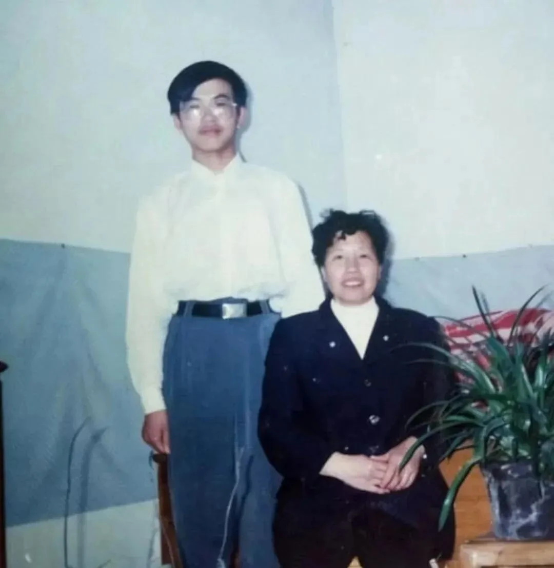Nam sinh đạt điểm thủ khoa, đỗ đại học danh tiếng rồi biến mất suốt 26 năm: Nguyên nhân khiến nhiều bậc phụ huynh nghe xong đều lặng người - Hình 1