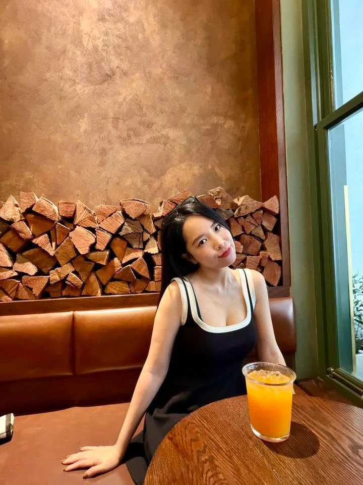 BTV Nhung Anh bị chê bình luận bóng đá mà mặc đồ như dự dạ hội, là ai? - Hình 6