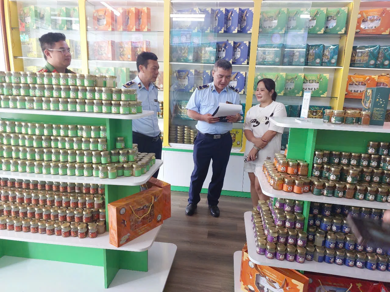 Liên tiếp kiểm tra sản phẩm người Việt ưa chuộng, cảnh sát thu giữ nửa triệu hũ - Hình 3