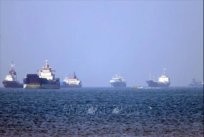 Mỹ tuyên bố dỡ bỏ phong tỏa eo biển Hormuz - Hình 1