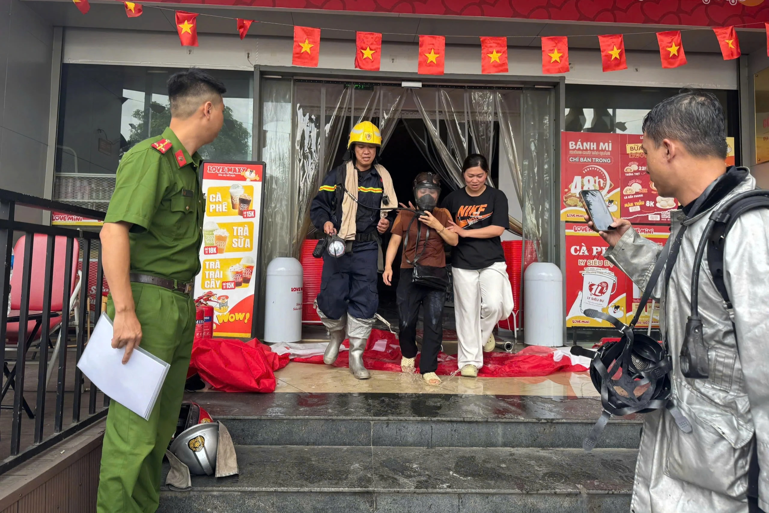 Cháy siêu thị ở Hà Nội, cảnh sát giải cứu 4 người mắc kẹt - Hình 1
