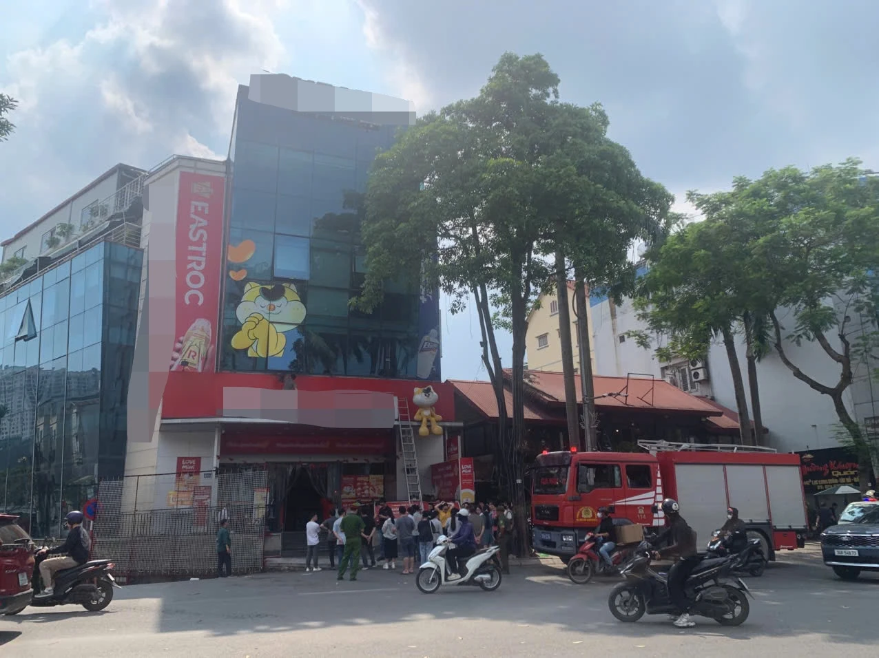 Cháy siêu thị ở Hà Nội, cảnh sát giải cứu 4 người mắc kẹt - Hình 2