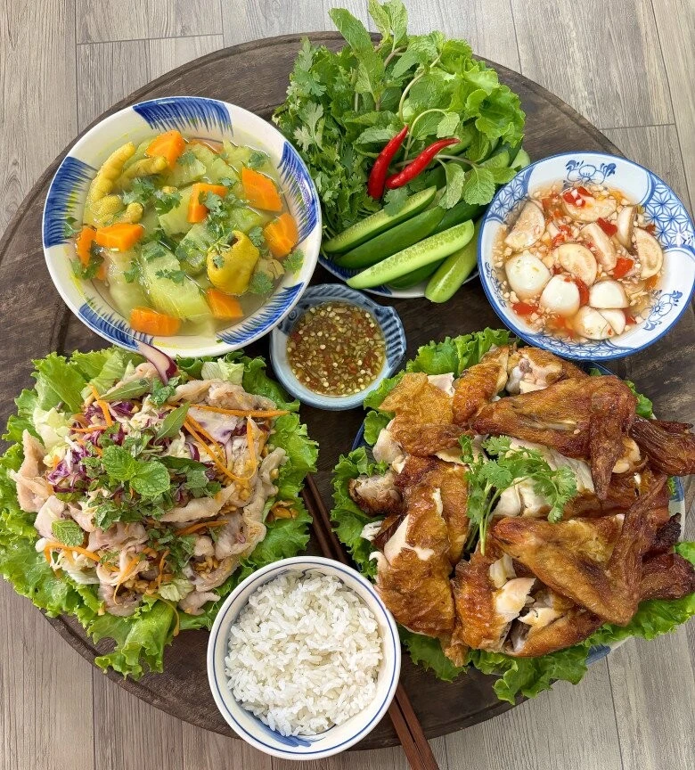 Hôm nay nấu gì: Mâm cơm mùa hè nhìn đã muốn ăn ngay - Hình 1