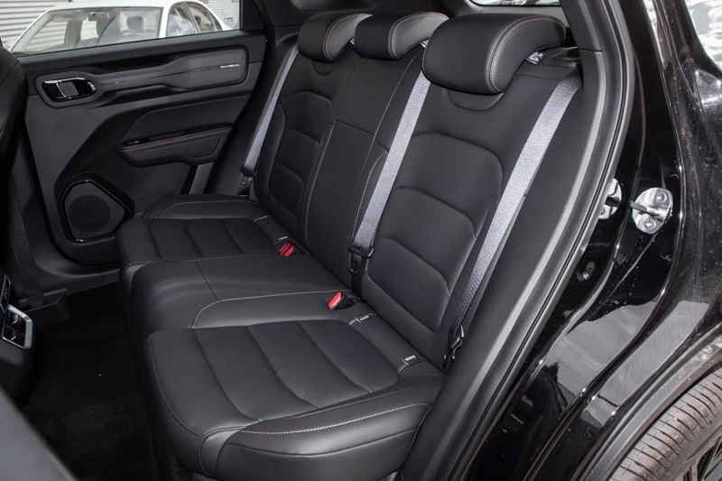 SUV thiết kế hầm hố, công suất 181 mã lực, giá hơn 300 triệu đồng - Hình 5