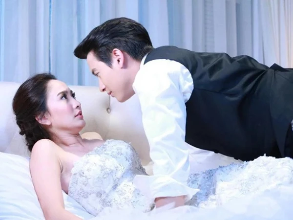 Váy cưới tụt xuống, tôi bàng hoàng nhìn cơ thể vợ, ám ảnh cả tuần sau không dám động vào cô ấy - Hình 1