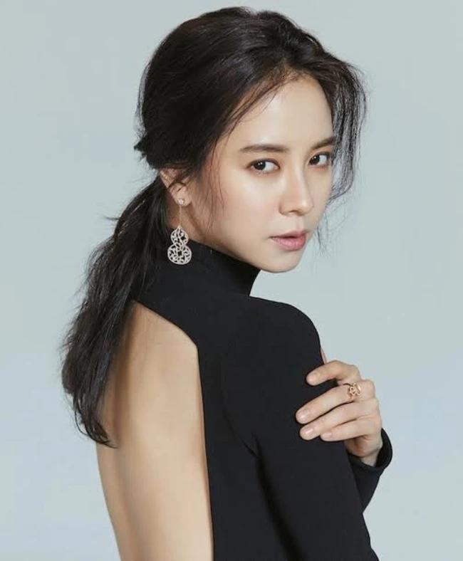 Song Ji Hyo phải đi bán đồ lót kiếm sống? - Hình 1
