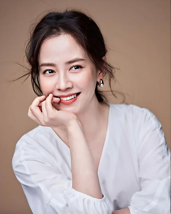 Song Ji Hyo phải đi bán đồ lót kiếm sống? - Hình 6
