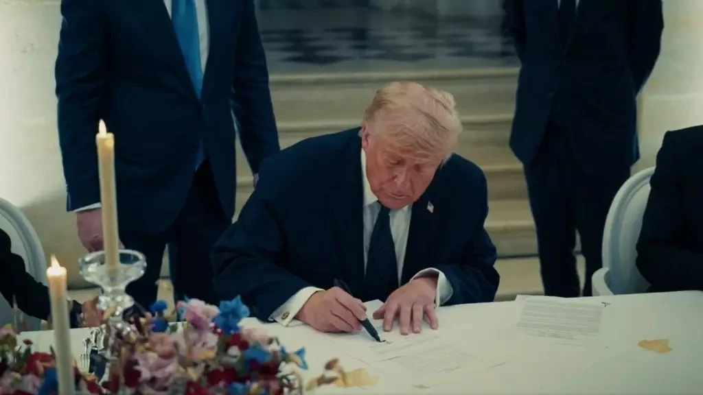 Vì sao Tổng thống Trump bất ngờ ký thỏa thuận với Iran ngay tại Pháp? - Hình 1