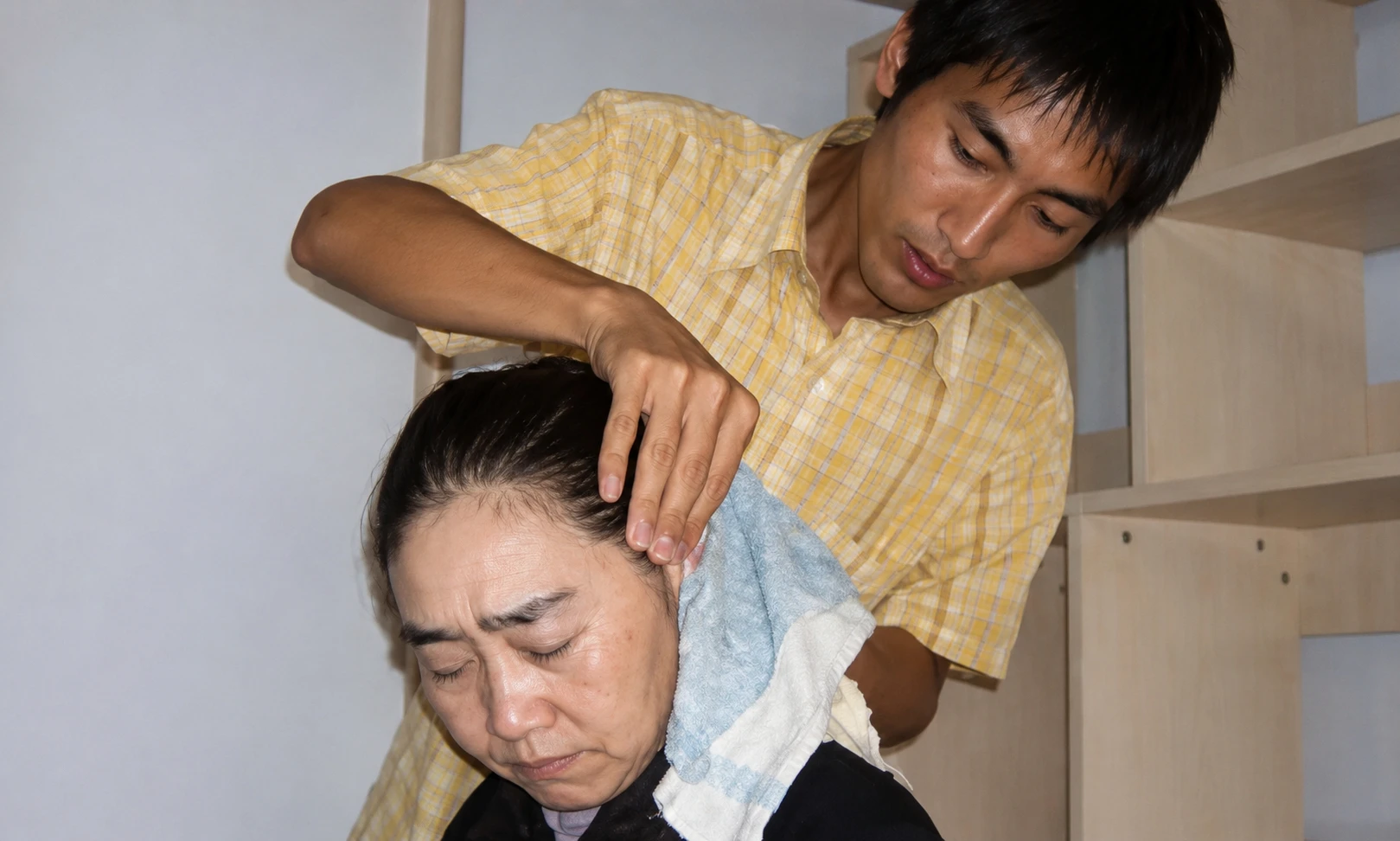 Nam sinh từng cõng mẹ tâm thần đi học ĐH, từ chối mức lương 2 tỷ để về núi, 15 năm sau vẫn khẳng định: Mọi thứ đều xứng đáng - Hình 1