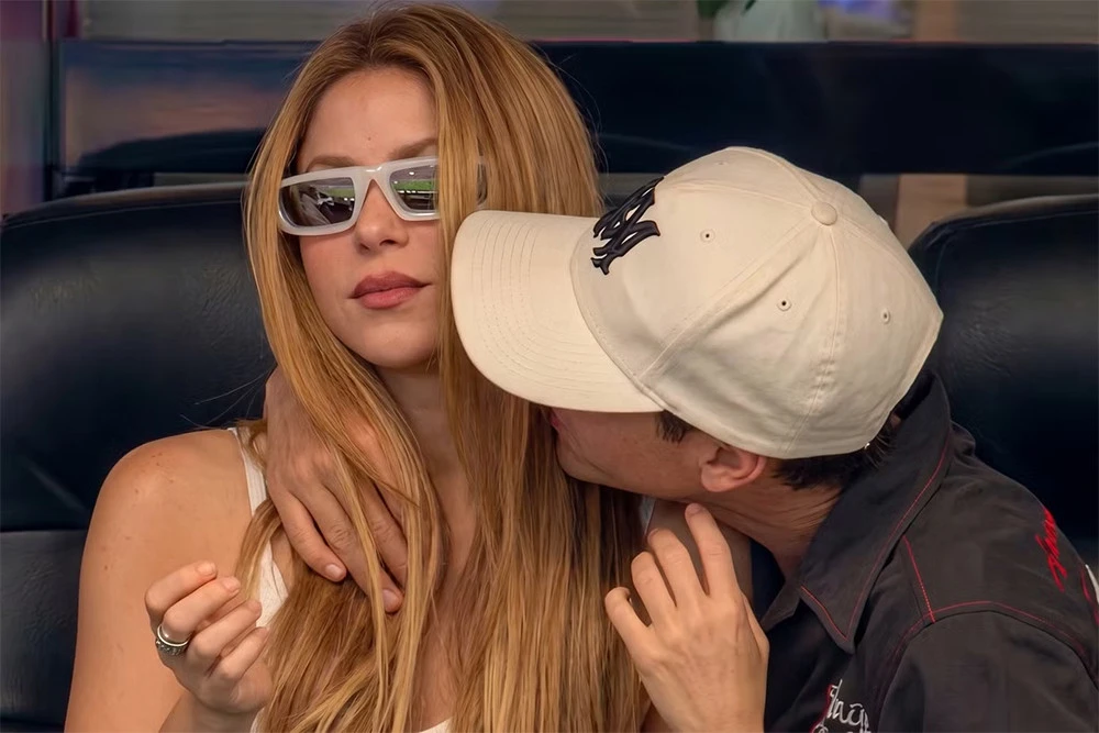 Nụ hôn của con trai ca sĩ Shakira trên khán đài World Cup gây bão mạng xã hội - Hình 1