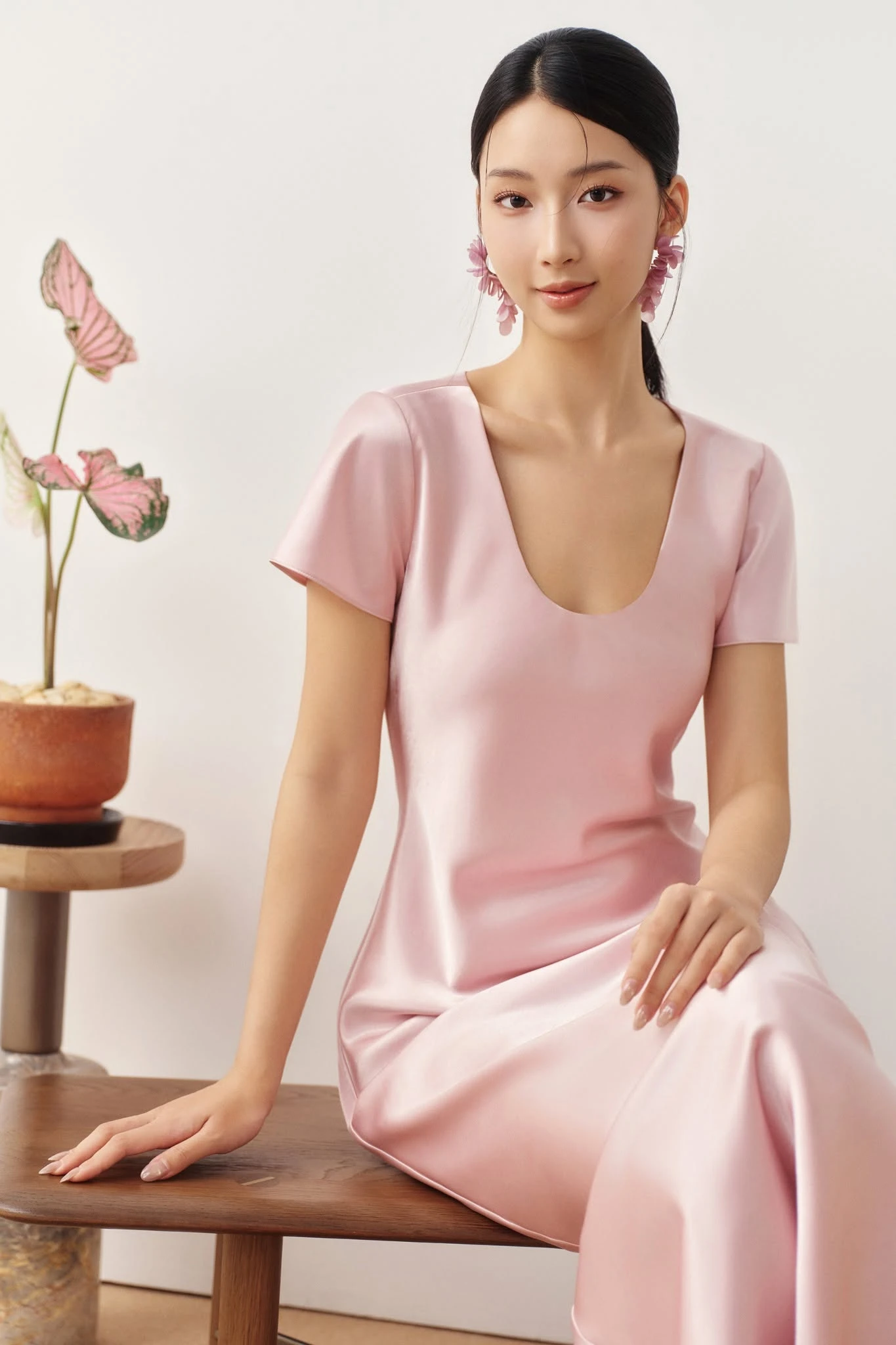 Váy suông linen, đầm lụa satin: 2 thái cực thời trang chiếm trọn tủ đồ hè - Hình 2