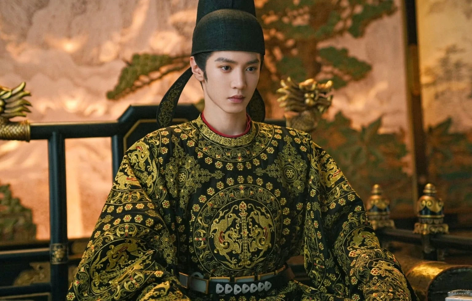 Hoàng đế đẹp nhất màn ảnh Hoa ngữ lúc này: Nhìn góc nào cũng toát lên vẻ cao quý, quân vương xé truyện bước ra - Hình 8