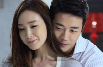 Mẹ chồng bĩu môi khi nhà gái không trao vàng cưới cho con dâu, cuối tiệc mới hiểu mình đã vội đ.á.n.h giá - Hình 1