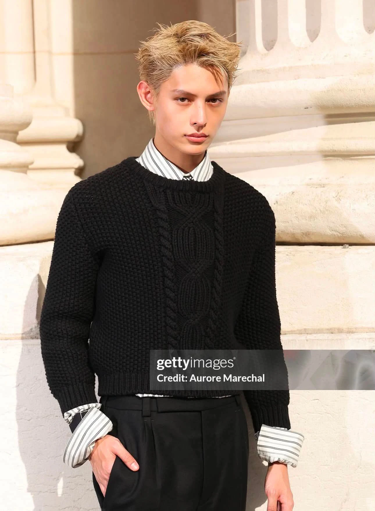 Xé truyện bước ra cũng chỉ ngang ca sĩ này: Khí chất vương giả náo loạn Paris, dăm bữa gây bão 1 lần vì quá đẹp - Hình 5