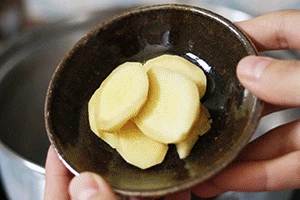 Mẹ chồng tôi nói rằng ăn 2 món này luân phiên rất tốt cho thận, mắt và tóc: Nguyên liệu rẻ lại dễ nấu và ngon - Hình 11