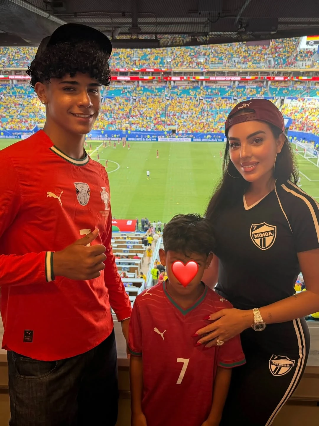 Georgina mặc áo số 7, cổ vũ Ronaldo - Hình 1