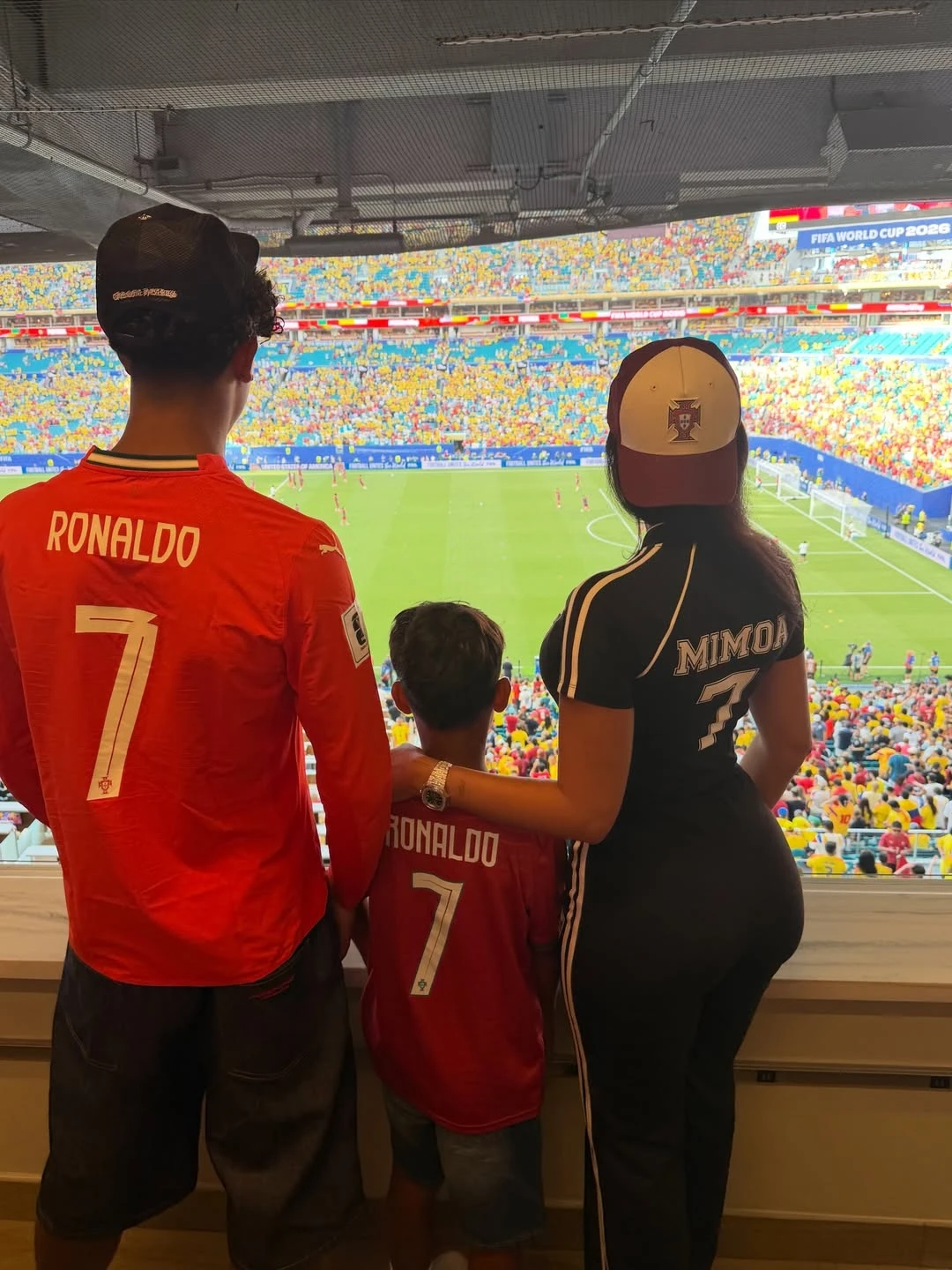 Georgina mặc áo số 7, cổ vũ Ronaldo - Hình 2