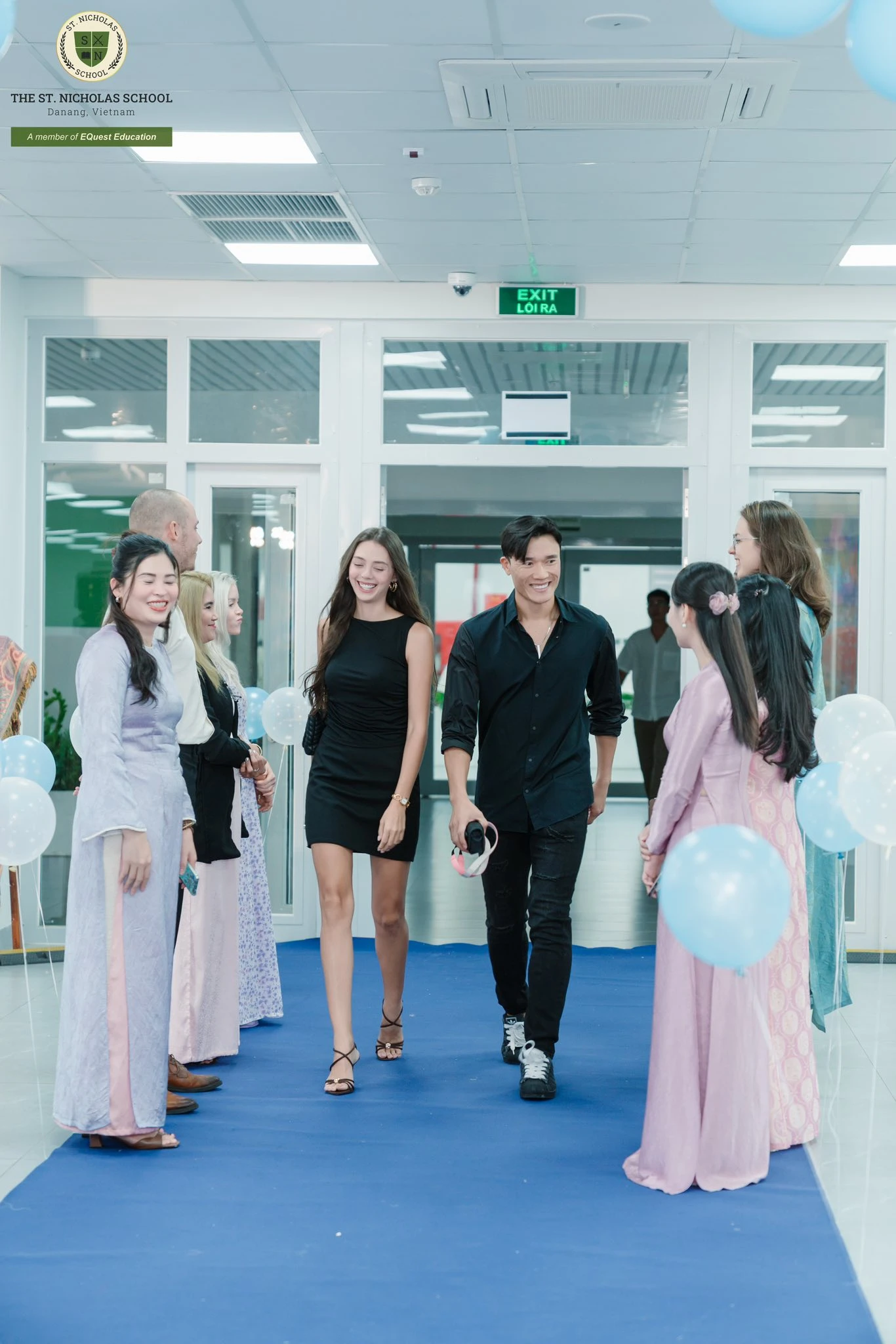 Cam thường bóc nhan sắc thật của vợ Tây Bùi Tiến Dũng đi bế giảng cho con: Giật trọn spotlight với đôi chân dài - Hình 5
