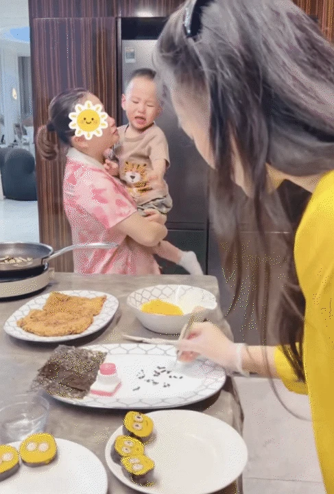 Cặp song sinh nhà Phương Oanh bước vào khủng hoảng tuổi lên 2, vừa khóc vừa ăn vạ khiến mẹ bỉm hoa mắt chóng mặt - Hình 10