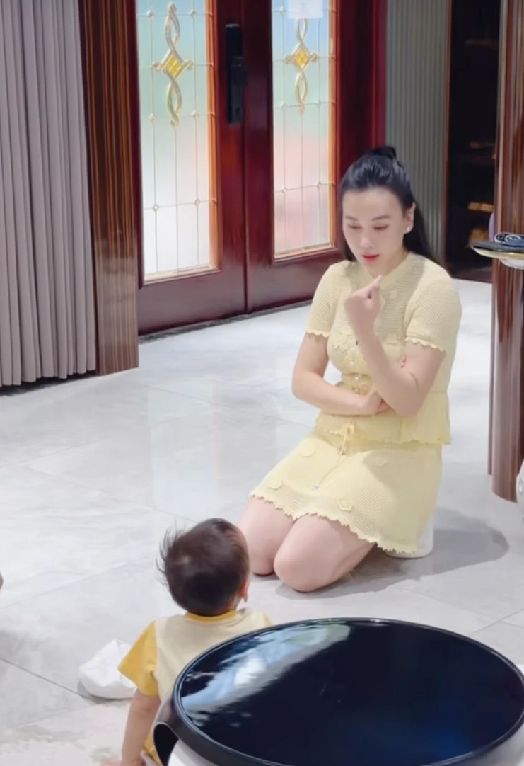 Cặp song sinh nhà Phương Oanh bước vào khủng hoảng tuổi lên 2, vừa khóc vừa ăn vạ khiến mẹ bỉm hoa mắt chóng mặt - Hình 4