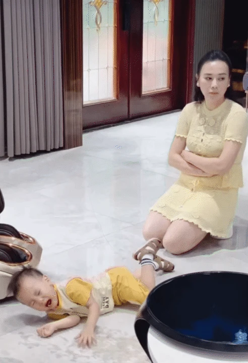 Cặp song sinh nhà Phương Oanh bước vào khủng hoảng tuổi lên 2, vừa khóc vừa ăn vạ khiến mẹ bỉm hoa mắt chóng mặt - Hình 3