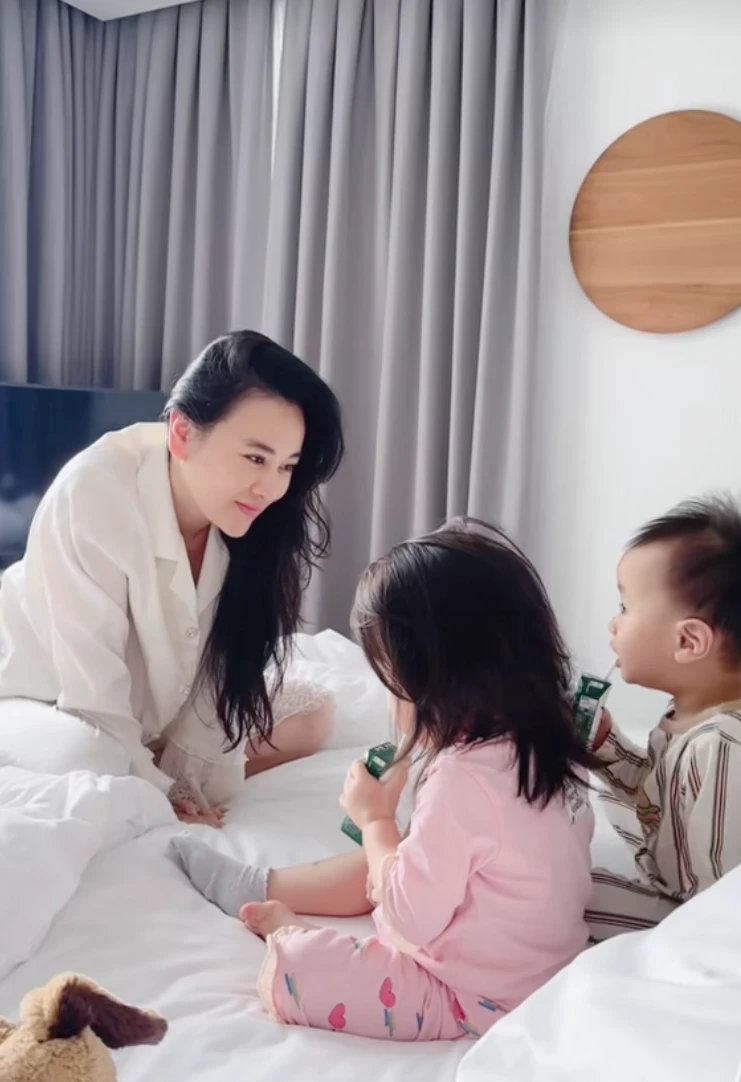 Cặp song sinh nhà Phương Oanh bước vào khủng hoảng tuổi lên 2, vừa khóc vừa ăn vạ khiến mẹ bỉm hoa mắt chóng mặt - Hình 8