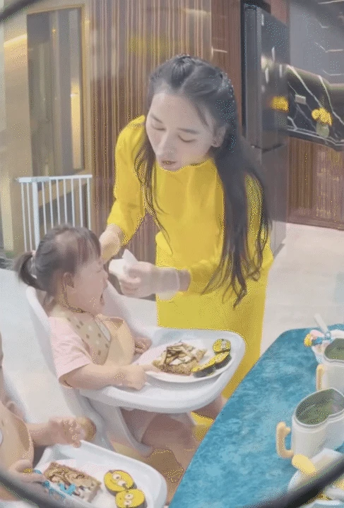 Cặp song sinh nhà Phương Oanh bước vào khủng hoảng tuổi lên 2, vừa khóc vừa ăn vạ khiến mẹ bỉm hoa mắt chóng mặt - Hình 9