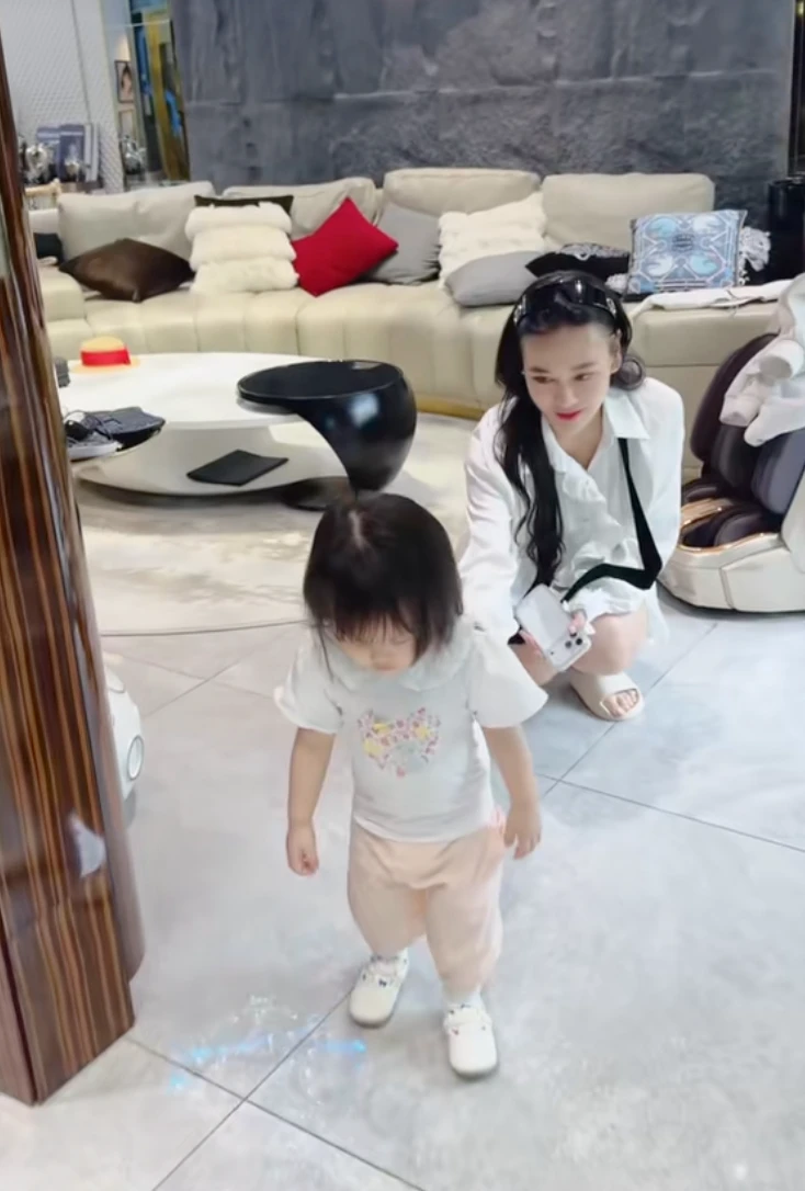 Cặp song sinh nhà Phương Oanh bước vào khủng hoảng tuổi lên 2, vừa khóc vừa ăn vạ khiến mẹ bỉm hoa mắt chóng mặt - Hình 5
