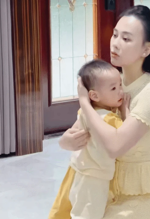 Cặp song sinh nhà Phương Oanh bước vào khủng hoảng tuổi lên 2, vừa khóc vừa ăn vạ khiến mẹ bỉm hoa mắt chóng mặt - Hình 7