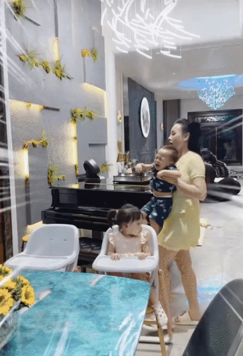Cặp song sinh nhà Phương Oanh bước vào khủng hoảng tuổi lên 2, vừa khóc vừa ăn vạ khiến mẹ bỉm hoa mắt chóng mặt - Hình 1