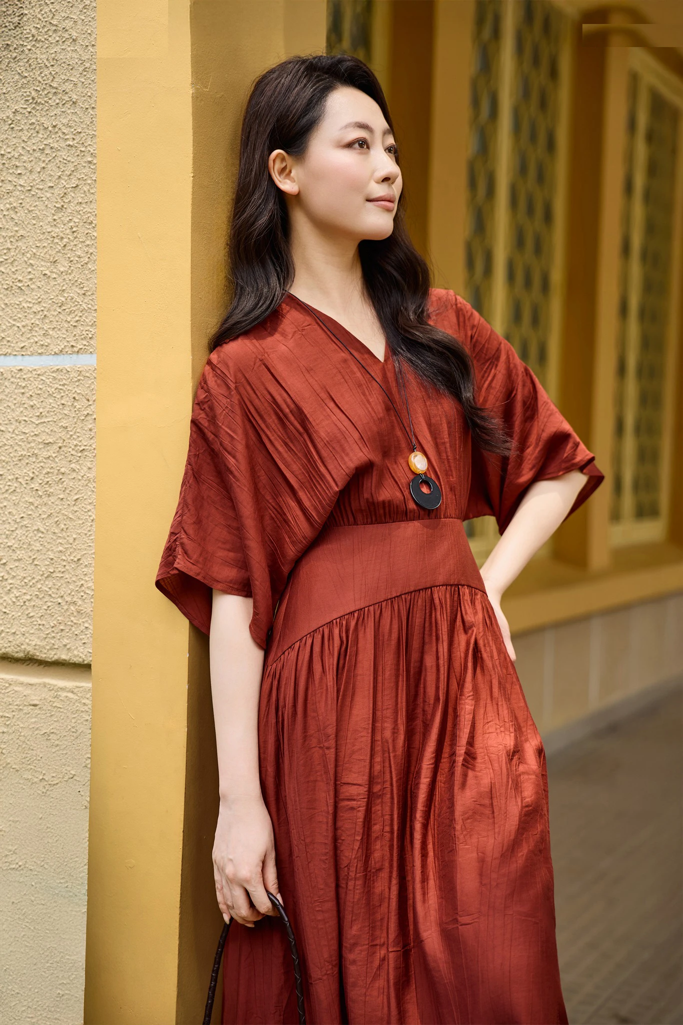 Đầm cổ vuông và những mảnh ghép nâng tầm phong thái quý cô - Hình 5