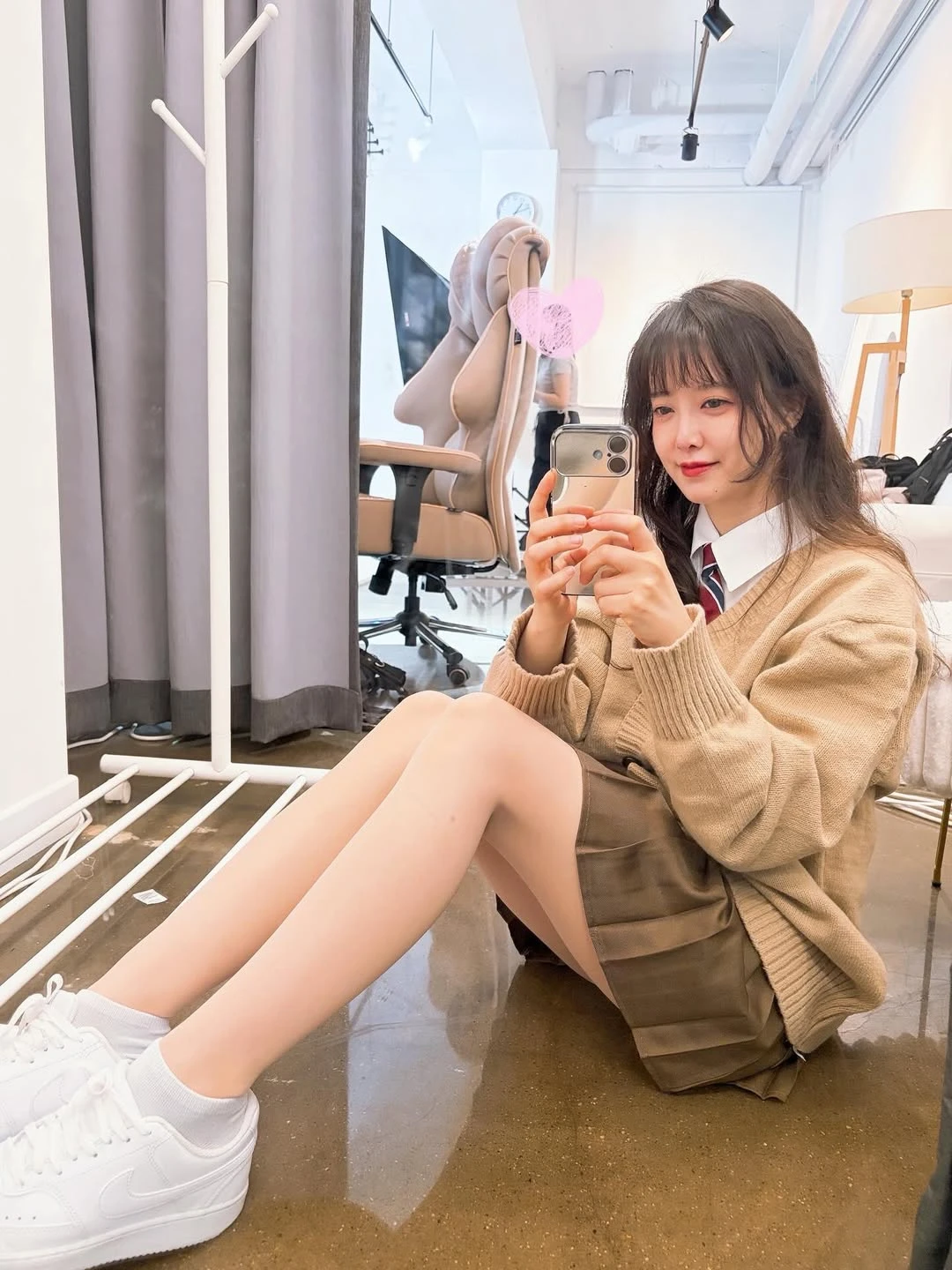 Đố ai làm lại Goo Hye Sun: Đăng 4 ảnh khoe chân nõn nà đã đủ khiến bạn trai tin đồn Lee Min Ho bị réo gọi khắp MXH - Hình 1