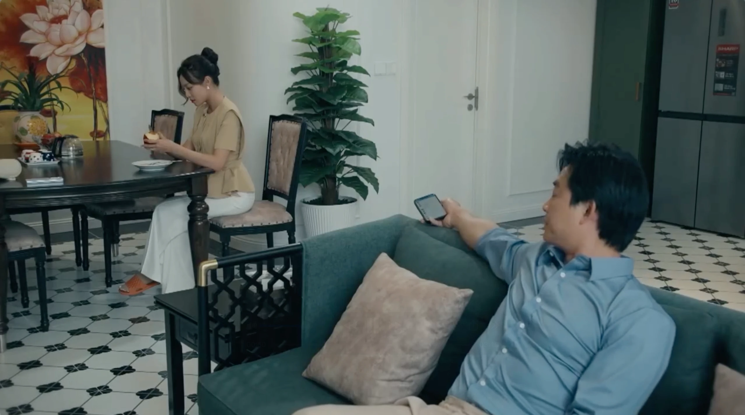 Dưới ô cửa sáng đèn - Tập 9: Mặc cho Diệu nghi ngờ, Dương ngang nhiên nhắn tin với gái trẻ - Hình 2