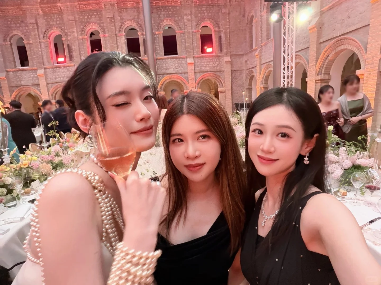 Hôn lễ xa hoa của thiếu gia và nàng Lọ Lem: Con nhà tỷ phú, ngôi sao thể thao đồng loạt đổ bộ - Hình 6