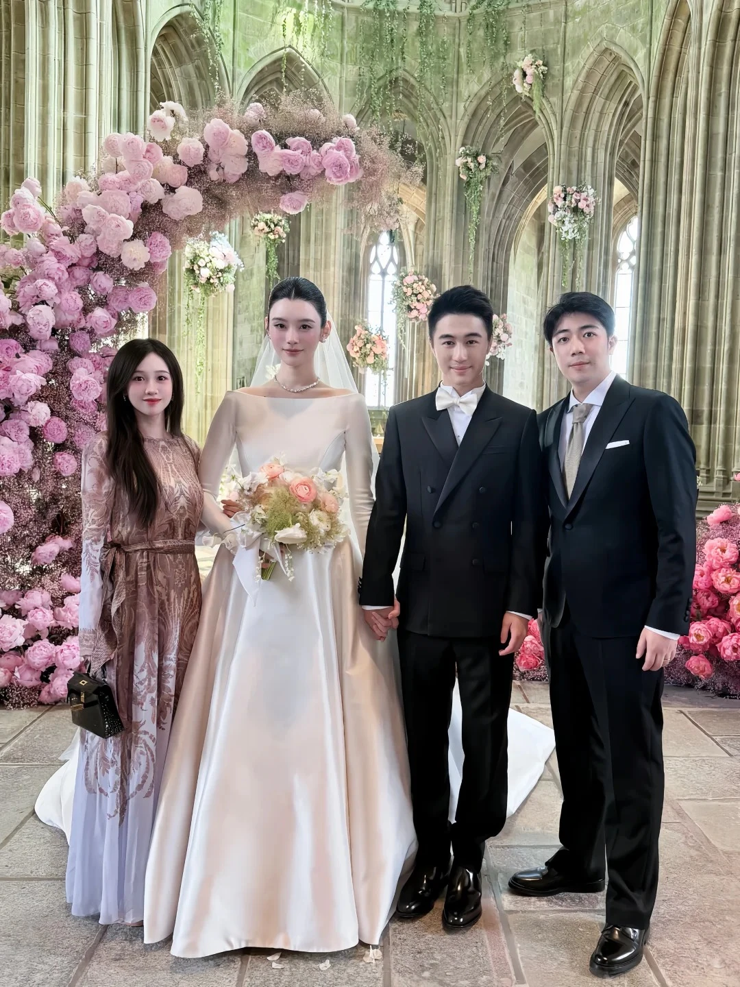 Hôn lễ xa hoa của thiếu gia và nàng Lọ Lem: Con nhà tỷ phú, ngôi sao thể thao đồng loạt đổ bộ - Hình 5