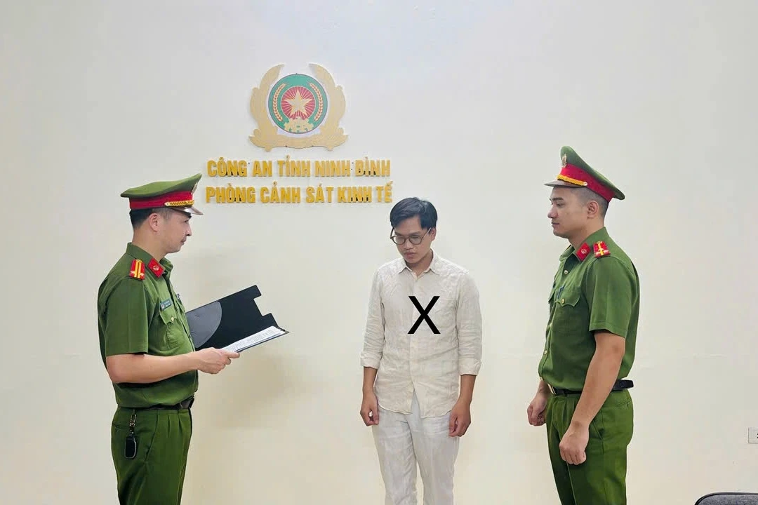 Khởi tố ông chủ cửa hàng bán giày, dép giả - Hình 1