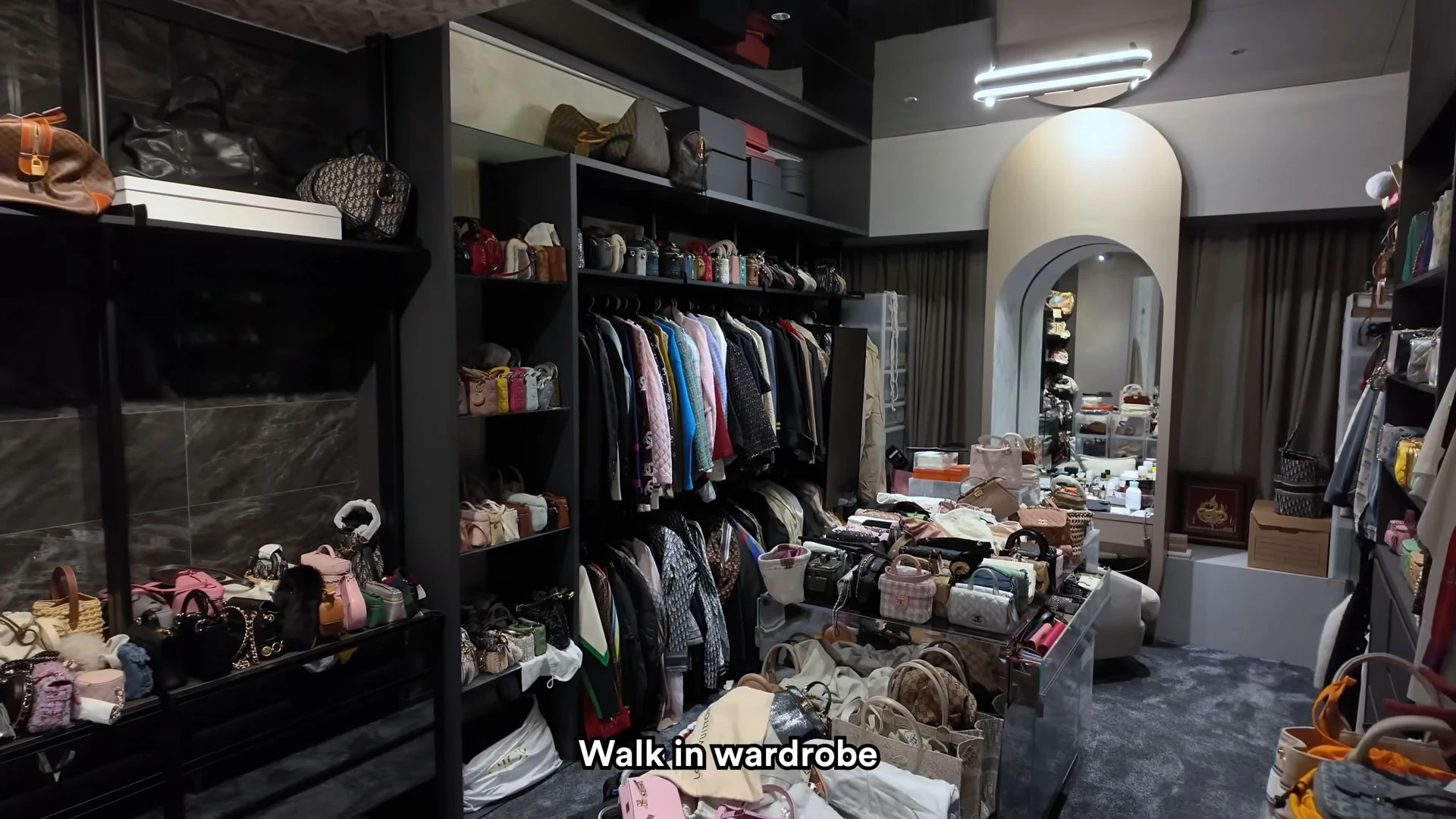K.L - bạn thân Ronaldo sau 2 lần ly hôn: Phú bà làm mẹ đơn thân, sống trong penthouse 557m, mặt ngày càng nhựa - Hình 9