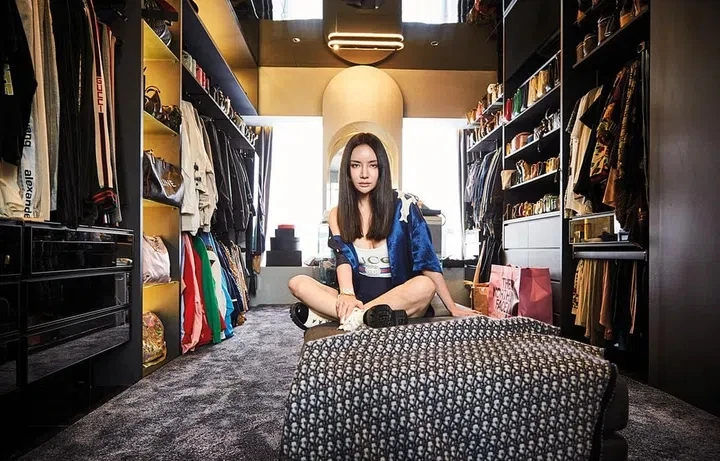 K.L - bạn thân Ronaldo sau 2 lần ly hôn: Phú bà làm mẹ đơn thân, sống trong penthouse 557m, mặt ngày càng nhựa - Hình 10
