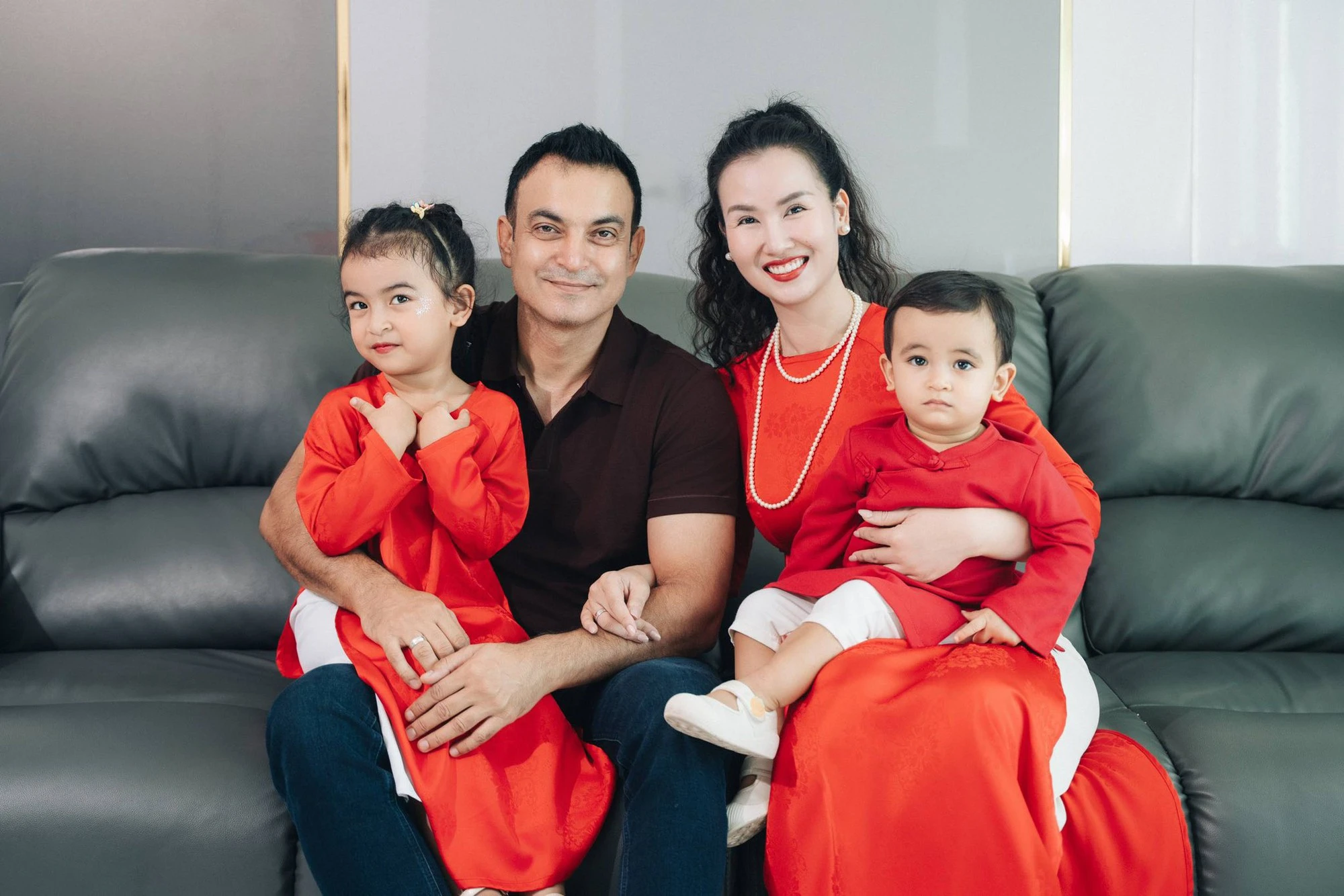 Nữ ca sĩ Việt lấy đại gia Ấn Độ: Khoe con hát thu 120 nghìn tương tác, chồng yêu chiều cho tiền tỷ làm MV - Hình 1
