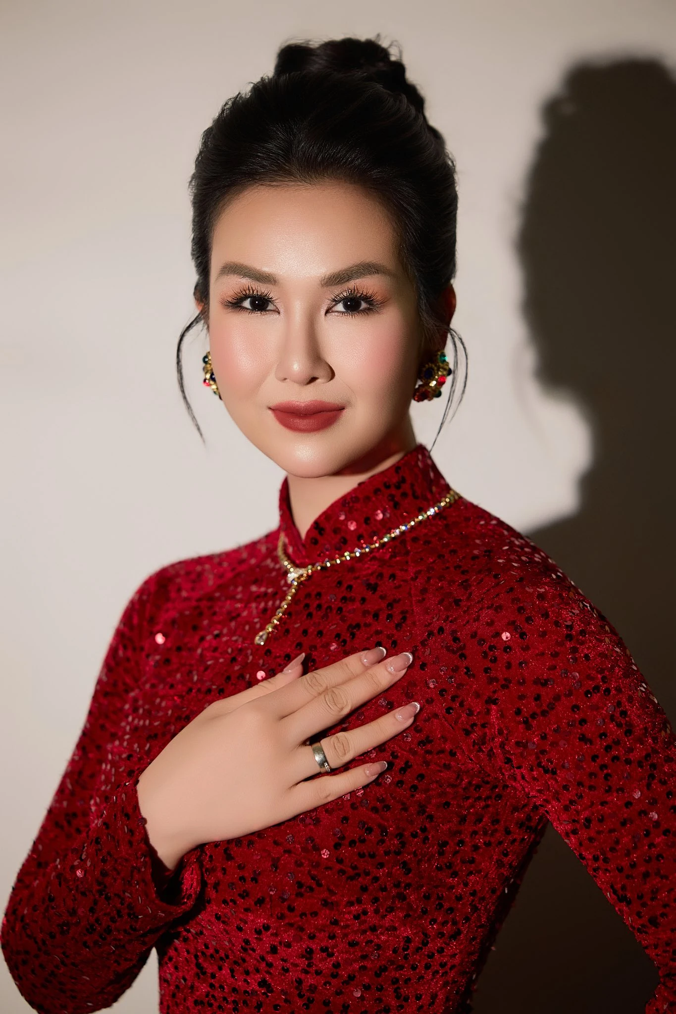 Nữ ca sĩ Việt lấy đại gia Ấn Độ: Khoe con hát thu 120 nghìn tương tác, chồng yêu chiều cho tiền tỷ làm MV - Hình 8